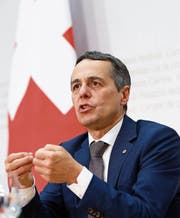 Ignazio Cassis, kurz nach seiner Wahl in den Bundesrat, stellt sich an einer Medienkonferenz den Fragen. Bald ist für ihn die Schonfrist von hundert Tagen vorbei. (Bild: Peter Klaunzer/Keystone (Bern, 20. September 2017))