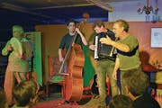 Gute Stimmung dank italienischer Musik an ungewohntem Ort. (Bild: Romano Cuonz (Stans, 28. Februar 2018))
