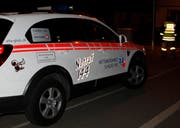 Der Rettungsdienst Schwyz brachte den 33-Jährigen ins Spital. (Archivbild)