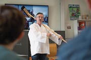 Lehrer Armin Würsch im Workshop Volksmusik. (Bild: Corinne Glanzmann (Ennetbürgen, 27. März 2018))