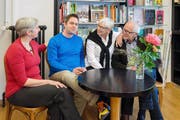 Ein echter Familienbetrieb: Claudia Dillier, Alban Dillier, Doris Mennel-Dillier und Geri Dillier (von links) in den Räumen ihrer Buchhandlung. (Bild: PD)