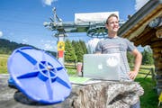 Mit «Tellerli» und Computer: Manuel von Flüe an seinem künftigen Arbeitsort, dem Skilift Langis. (Bild: Christoph Riebli / Neue OZ)
