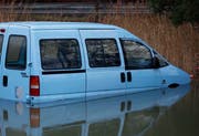 Der Autofriedhof beim Seebner Barcarola war leer geräumt, bis auf dieses Fahrzeug. (Bild: Geri Holdener, Bote der Urschweiz)