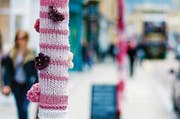 Sanfte Revolution «Guerilla Knitting»: Strickpullover für Bäume verschönern das Strassenbild. (Bild: Ian Redding/Getty)