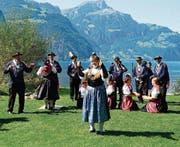 Die Verbandspräsidentin der Urner Trachten Martha Zwyssig (vorne) freut sich mit den Urner Trachtenleuten auf das grosse Jubiläumsfest.Bild: Franz Imholz (Bild: (Flüelen, April 2017))