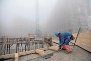 Die Arbeiten am künftigen Dorfplatz in Andermatt laufen auf Hochtouren. (Bild: Urs Hanhart (Andermatt, 11. April 2017))