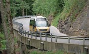 Ein Postauto zwischen Wolfenschiessen und Oberrickenbach. (Bild: Corinne Glanzmann (6. Juni 2017))