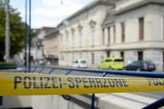 Der Steinenberg in der Innenstadt von Basel ist nach einer Bombendrohung mit Polizeibändern abgesperrt. (Bild: Keystone / Georgios Kefalas)