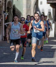 Unterwegs in den Altstadtgassen von Zug: der 29-jährige Sprinter Tobias Furer (rechts). (Bild: Hanspeter Roos (Zug, 1. April 2017))