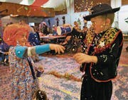 Konfettischlachten sind an der Lungerer Kinderfasnacht in. (Bilder: Romano Cuonz (Lungern, 23. Februar 2017))