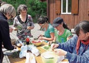 Während die einen Wildkräuter fürs Essen vorbereiten, nehmen andere beim Beobachtungsposten Vögel ins Visier. (Bild: PD)