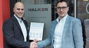 Patrick Müller (links) von der Walker Stahl- und Metallbau AG mit dem Silener Gemeindepräsidenten Hermann Epp. (Bild: Paul Gwerder (Amsteg, 6. April 2018))