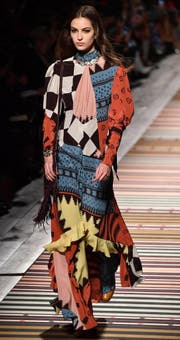 Auch Pastelltöne erleben diese Saison ihr Comeback, wie an diesem Kleid von Etro unschwer zu erkennen ist. (Bild: DANIEL DAL ZENNARO (AP ANSA))