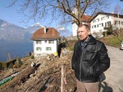 Kirchenratspräsident Peter Schuler vor der Baustelle beim Pfarrhaus, die momentan viel zu reden gibt. (Bild Urs Hanhart)