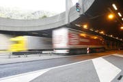 Werden die Güter zukünftig anstelle mit Lastwagen per Bahn durch den Gotthard-Tunnel transportiert? Die Diskussion darüber, ob eine zweite Röhre notwendig ist, hält an. (Bild: Keystone / Urs Flüeler)