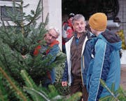 Edy Halter (Mitte), ab Januar Betriebsleiter der Fageb, im Gespräch mit Paul Gander (links) und Sohn Elmar, die einen Christbaum gekauft haben. (Bild: Richard Greuter (Beckenried, 16. Januar 2017))