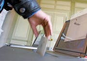 Blick ins Abstimmungsbüro. Auch in Zukunft muss, wer gewählt wird, ein Amt auch antreten. (Bild: Keystone/Peter Klaunzer)