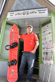 1980 liess sich Bänz Simmen (50) ein Snowboard aus den USA einfliegen – als einer der Ersten in der Zentralschweiz. Damals war das Snowboarden in vielen Skigebieten noch verboten. (Bild Elias Bricker)