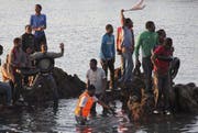 Der Wasserweg nach Ceuta ist schon länger bekannt: Diese Flüchtlinge sind im Dezember 2011 schwimmend in die spanische Exklave gelangt. (Bild: Keystone)