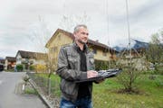 Kilian Duss, Präsident der Wohnbaugenossenschaft, bei der Fliegersiedlung in Stans. (Bild Corinne Glanzmann)