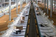 Dank Online-Boom: Die Post will weiter in Paketzentren investieren. (Bild: Peter Klaunzer / Keystone (Härkingen, 8. März 2018))