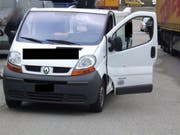 Die beiden Mitarbeiter der Sicherheitsfirma wurden gefesselt, blieben jedoch unverletzt. Im Bild: ein Geldtransporter (Archiv). (Bild: Keystone/POLIZEI BL/)