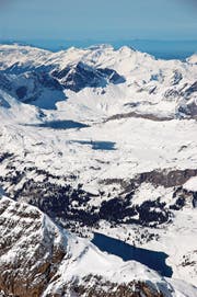 Dereinst für Winter- und Sommersportler besser verbunden? Blick vom Titlis über Engstlenalp- und Tannalpsee zur Melchsee-Frutt (oben im Bild). (Bild: Markus von Rotz)