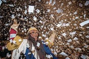 Genau so muss das aussehen: Bruder Fritschi im Fötzeliregen an der letztjährigen Fasnacht. (Bilder: Pius Amrein/Nadia Schärli)