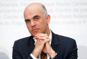 Sollen Embryonen genetisch untersucht werden können? Bundesrat Alain Berset orientiert über das neue Fortpflanzungsmedizingesetz. (Bild: Keysteone)