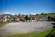 Auf diesem Gelände neben der Talstation der Gondelbahn Emmetten–Stockhütte sind Überbauungen geplant. (Bild Corinne Glanzmann)