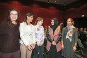 Die Teilnehmerinnen am Kopftuch-Podium: Jasmin El Sonbati, Gründungsmitglied Forum für einen fortschrittlichen Islam; Monika Rüegger, Präsidentin SVP Obwalden; Maturandin Alina De Col; Serpil Yasar, Islamischer Frauenverein Luzern; Silvia Martens, Islamwissenschaftlerin Uni Luzern (von links nach rechts).Bild: Marion Wannemacher (Sarnen, 17. November 2016)