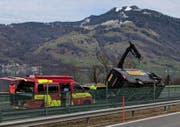 Die Bergungsarbeiten wurden zügig an die Hand genommen. (Bild: Geri Holdener, Bote der Urschweiz)
