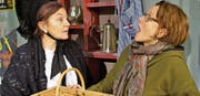 Die Berner Regisseurin Renate Adam (rechts) übt mit Ruth Enz, der Darstellerin des Anne Bääbi, das breiteste Berndeutsch. (Bild: Romano Cuonz (Giswil, 17. Januar 2017))
