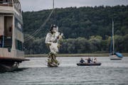 Mitarbeiter des Technischen Hilfswerkes bergen die Trümmer des abgestürzten Kleinflugzeuges aus dem Bodensee. (Bild: Keystone/DPA/Kohls)