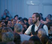 Frontsänger Marco Kunz macht einen Ausflug ins Publikum. (Bild: PD (Sarnen, 10. Januar 2018))