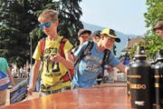 Oben: Schülerinnen aus Silenen besuchen den China-Pavillon. Unten: der Erstfelder Lehrer Cédric Progin und drei Schüler an der Expo. (Bilder Anian Heierli)