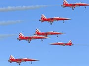 Vorläufig nur in Fünferformation: Die Patrouille Suisse bei einer Vorführung. (Archiv) (Bild: KEYSTONE/EPA DPA/WOLFGANG KUMM)