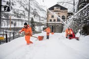 Die Schneeräumung in Göschenen fordert die Arbeiter. (Bild: Valentin Luthiger (Göschenen, 22. Januar 2018))