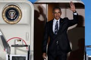 Um 18.07 Uhr verliess Obama die Maschine. (Bild: Keystone)