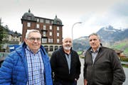Vor dem Haus St. Josef (von links): die drei Lungerer Investoren Bruno Birrer, Joe Zumstein und Hugo Imfeld. (Bilder Christoph Riebli)