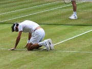 Zu Boden gegangen: Roger Federer verliert im Wimbledon-Halbfinal in fünf Sätzen (Bild: KEYSTONE/EPA/ANDY RAIN)