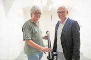Matthias Schamp (links) mit seiner Konfettikanone und Stefan Zollinger. (Bild: Romano Cuonz/NZ, Stans, 14. Juni 2017)
