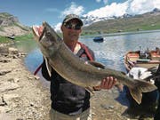 Ueli Fankhauser aus Luzern fing den gut 9 Kilo schweren und 94 Zentimeter langen Kanadischen Seesaibling. (Bild: PD)