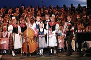 Die Geschwister Petra Vogler (ganz links) und Andrea Rohrer (Zweite von rechts) an der grossen Gala des «Swiss Singing and Yodeling Festival» in Kalifornien. Zudem von links: Fabienne Vogler (Kontrabass), Stefanie Rohrer, mit Fähnchen Liliane Rohrer, Mario Rohrer und ganz rechts Daniel Vogler am Akkordeon. (Bild: PD)