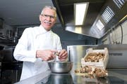 René Weder freut sich auf seine Gäste, die er in familiärer Ambiance verwöhnen will. (Bild: Maria Schmid)