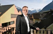 Conrad Wagner auf der Terrasse seiner Wohnung mitten in Stans. (Bild Corinne Glanzmann)