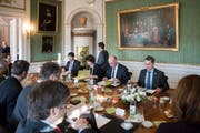 Bundespraesident Alain Berset, Mitte, Bundesrat Ignazio Cassis, rechts, und Bundesraetin Doris Leuthard, links, sitzen mit Spitzenvertretern der Bundsratsparteien am Tisch, zu Beginn der Von-Wattenwyl-Gespraeche, am Freitag, 2. Februar 2018 in Bern. (KEYSTONE/Peter Klaunzer) (Bild: Peter Klaunzer / Keystone (Bern, 2. Februar 2018))
