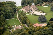 An aerial view of the property "La Reserve" occupied by German-born Formula One racing car driver Michael Schumacher in Gland, on the shores of Lake Geneva, Switzerland, Tuesday, September 9, 2014. Record Formula One world champion Michael Schumacher will continue his recovery at home from injuries suffered in a ski accident late last year, his management said 09 September 2014. The German seven-time Formula One champion fell and hit his head on a rock while skiing in Meribel resort on December 29 2013. (KEYSTONE/Laurent Gillieron) (Bild: Laurent Gillieron / Keystone (Gland, 9. September 2014))