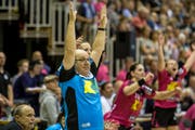 Spono-Trainer Urs Mühlethaler freut sich über den Schweizer Meister-Titel. (Bild: Keystone)