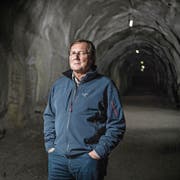 Thomas Gasser in einem Felsstollen auf dem Betriebsgelände. (Bild: Pius Amrein (Lungern, 14. September 2017))